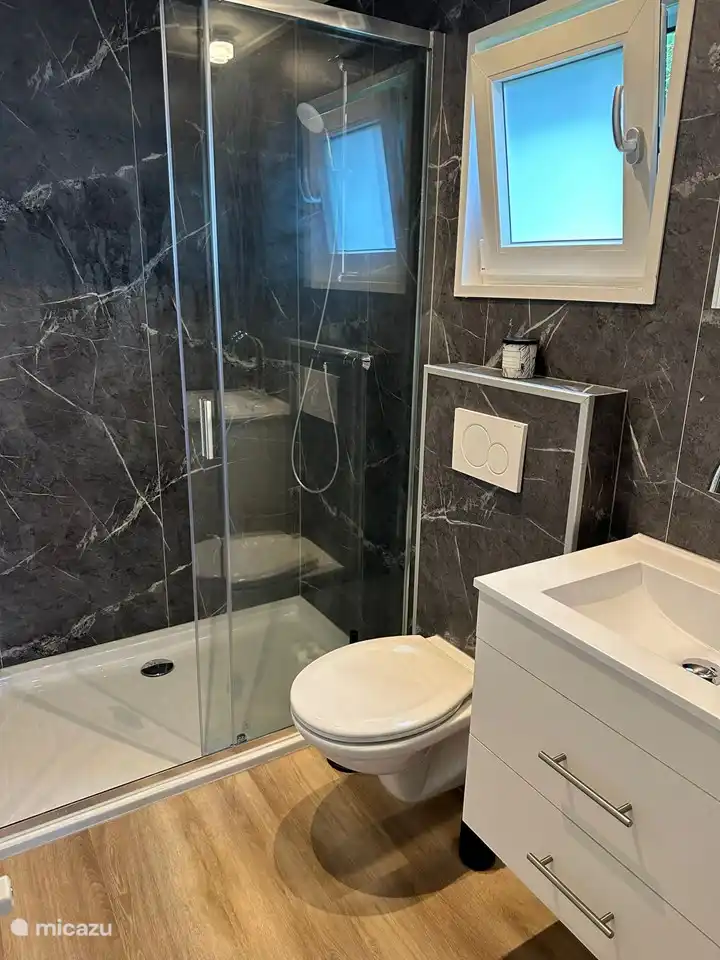 Das schöne geräumige Badezimmer.