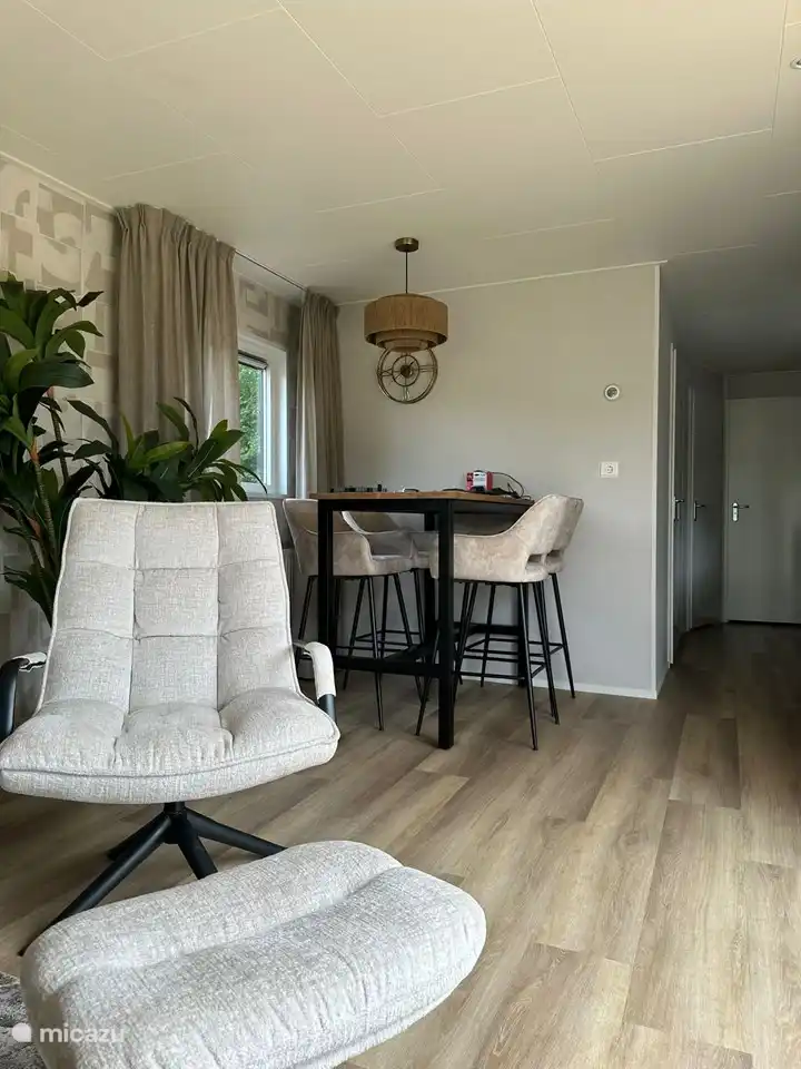 Der große Tisch zum Essen oder Spielen.