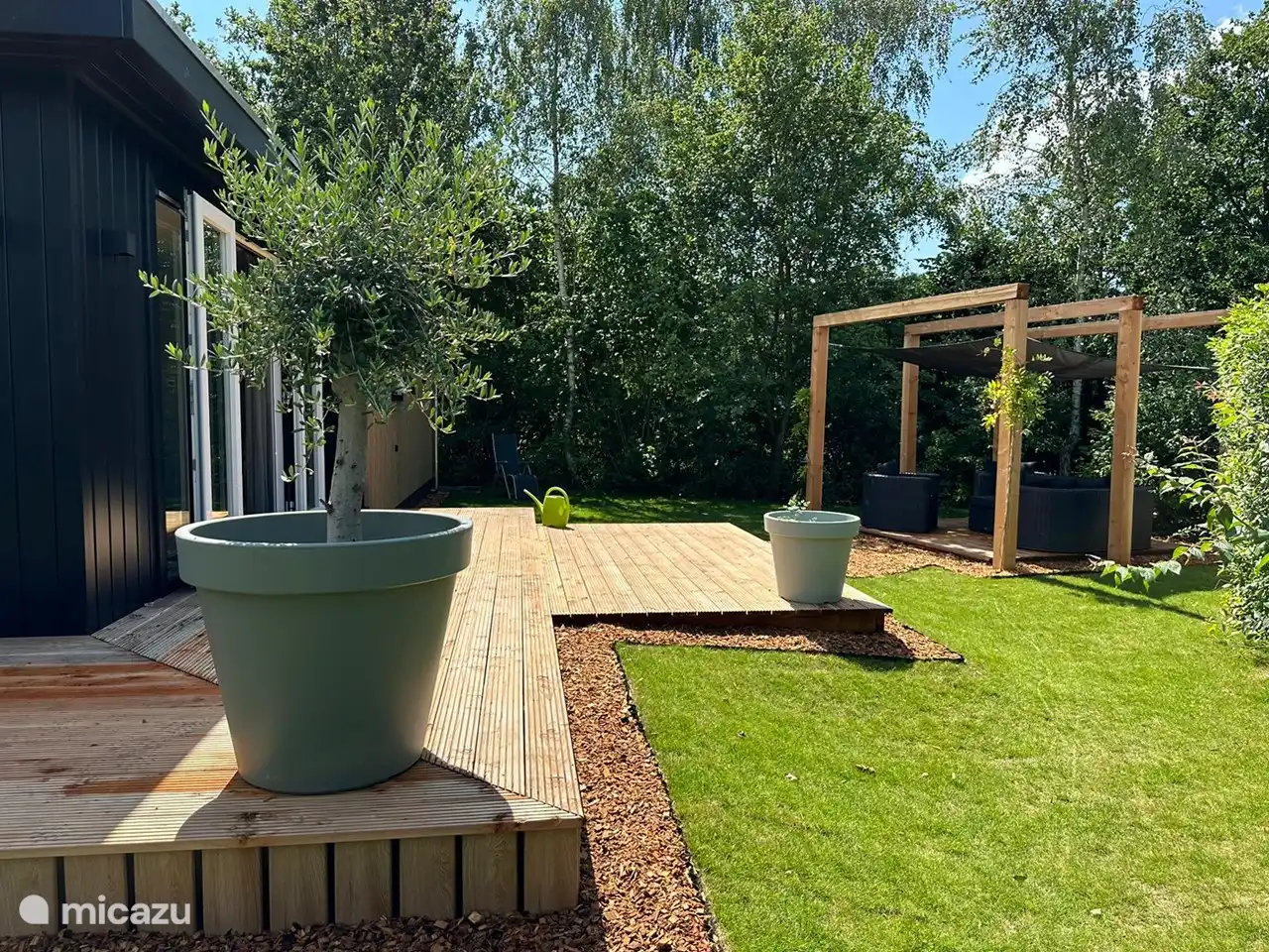 Mehrere Terrassen, sodass Sie immer ein schattiges Plätzchen finden.