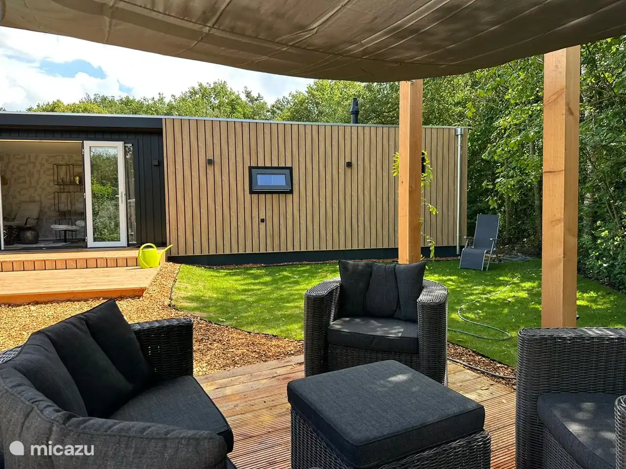 Genießen Sie eine Tasse Kaffee oder ein gutes Glas Wein in der Abendsonne.