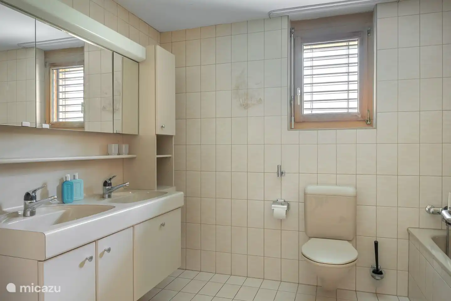  1 Badezimmer mit Doppellavabo, WC, Badewanne und Dusche