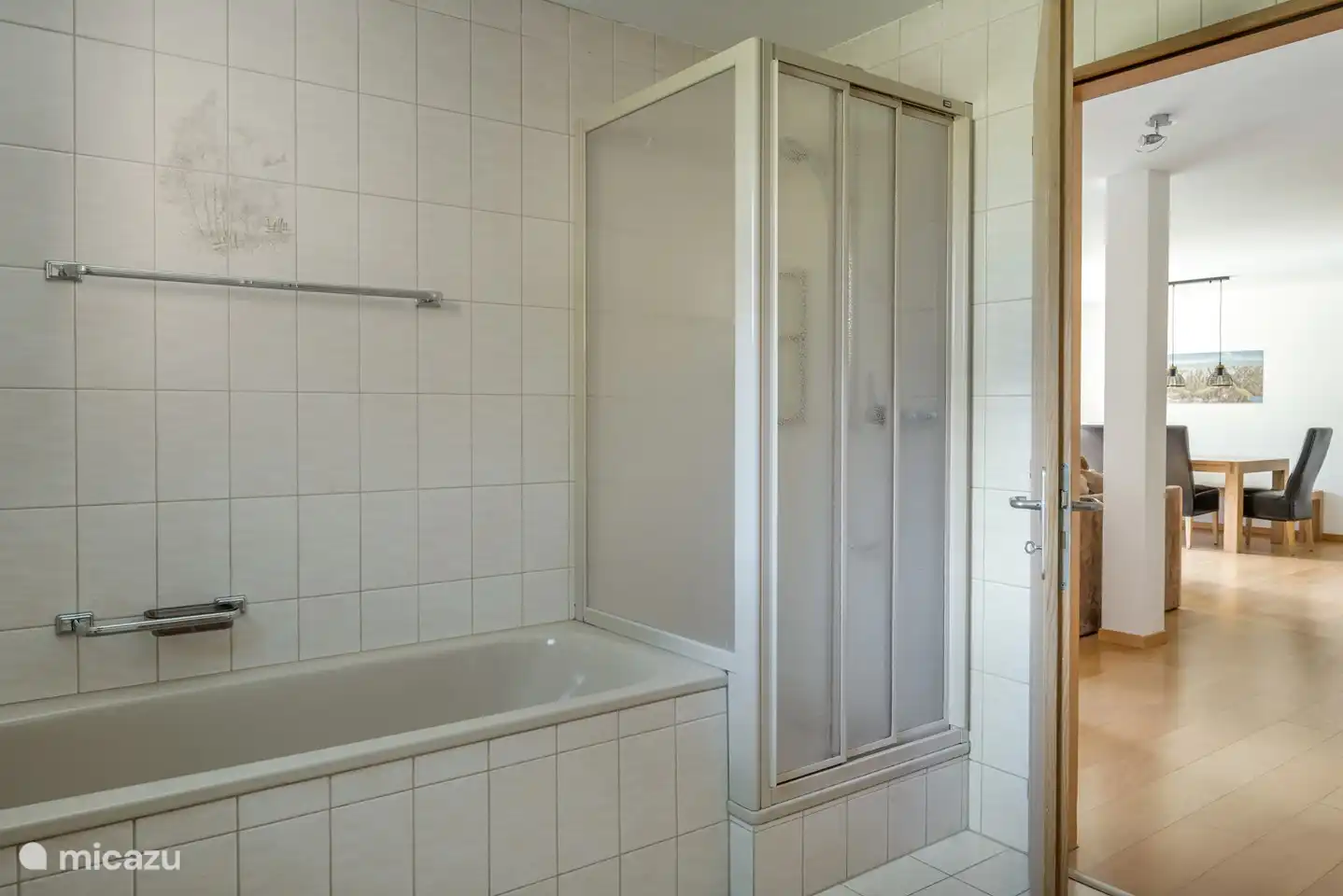 Badezimmer mit Bad, Dusche, Lavabo und Toilette