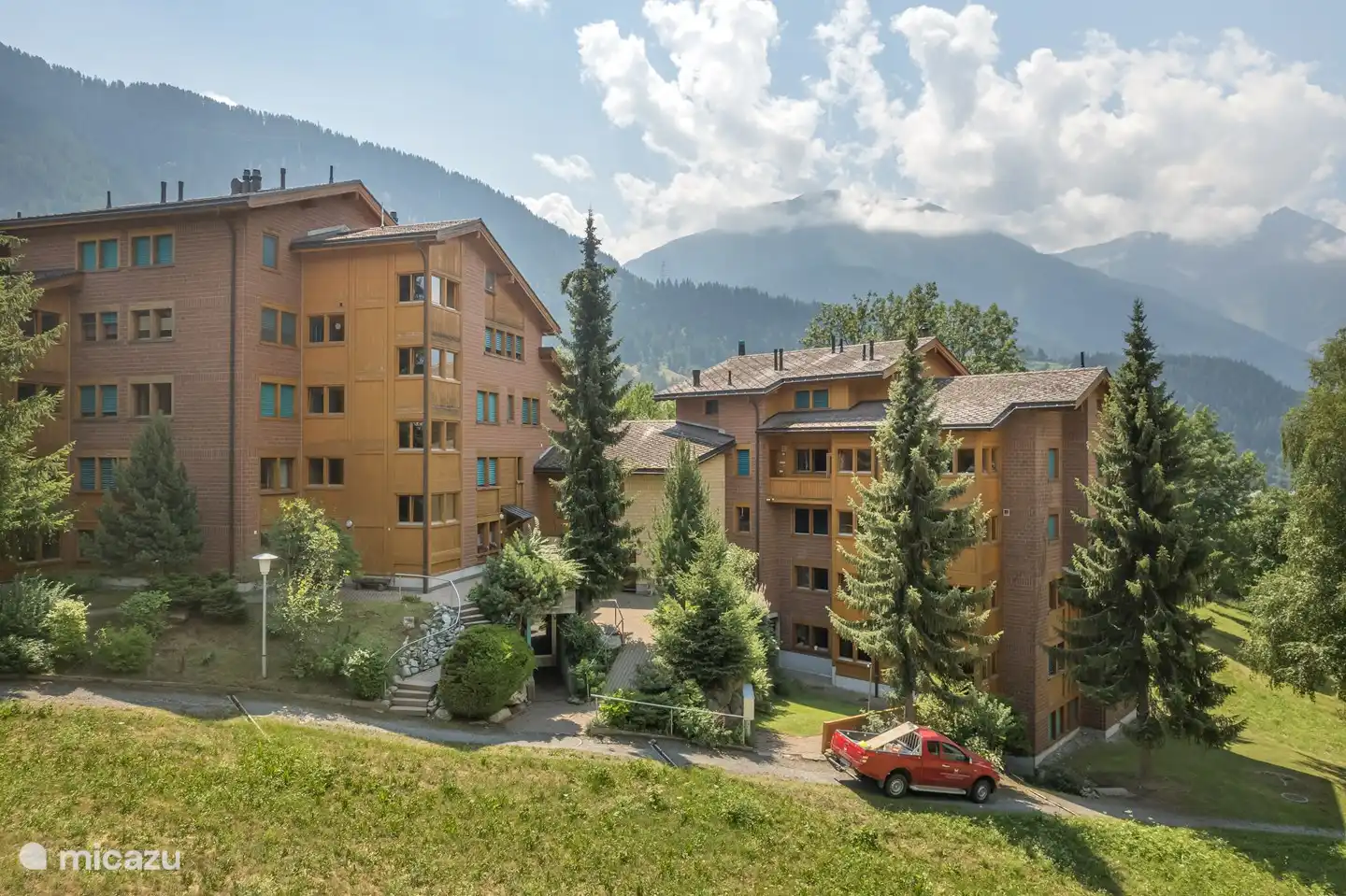 Das Mehrfamilienhaus steht im Dorfkern von Fiesch, abseits der Hauptstraße, daher sehr ruhig gelegen. Dank der zentralen Lage des Hauses sind alle Geschäfte in wenigen Minuten zu Fuss erreichbar. (Post, Bahnhof, Bäckerei, Metzgerei sowie alle Lebensmittel-Geschäfte). 