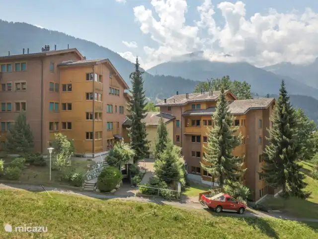 Eilander Sunshine en Suiza, Valais, Fiesch - apartamento El edificio de apartamentos está en el corazón del pueblo de Fiesch, lejos de la carretera principal y, por lo tanto, es muy tranquilo. Gracias a la ubicación central de la casa, se puede llegar a todas las tiendas a pie en pocos minutos. (Correos, estación de tren, panadería, carnicería y todos los supermercados).