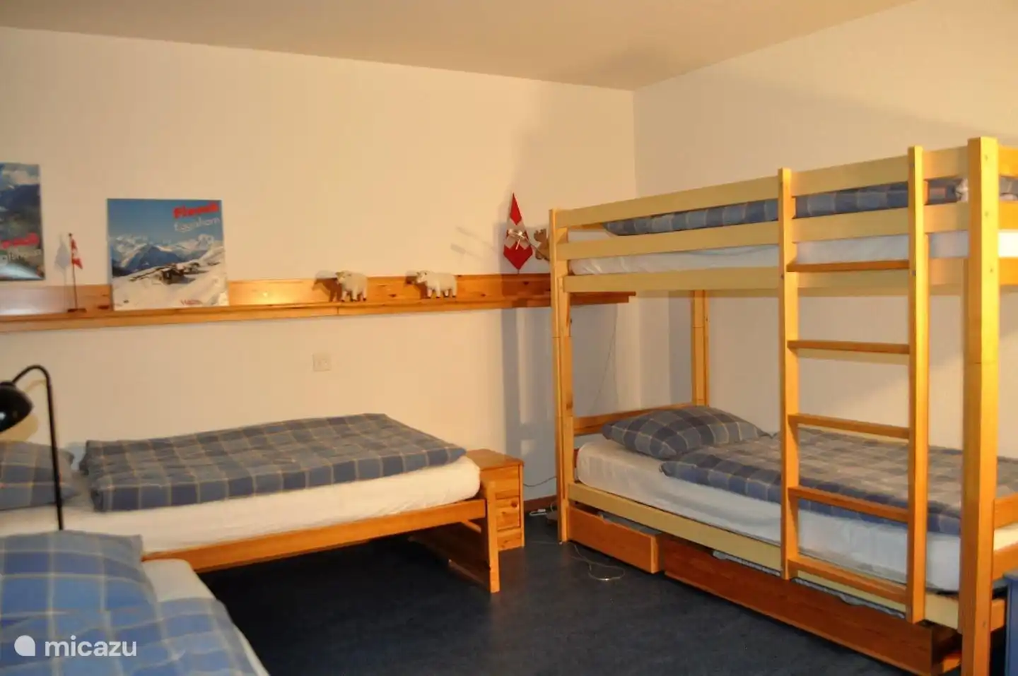 ein Schlafzimmer mit 4 Betten. 