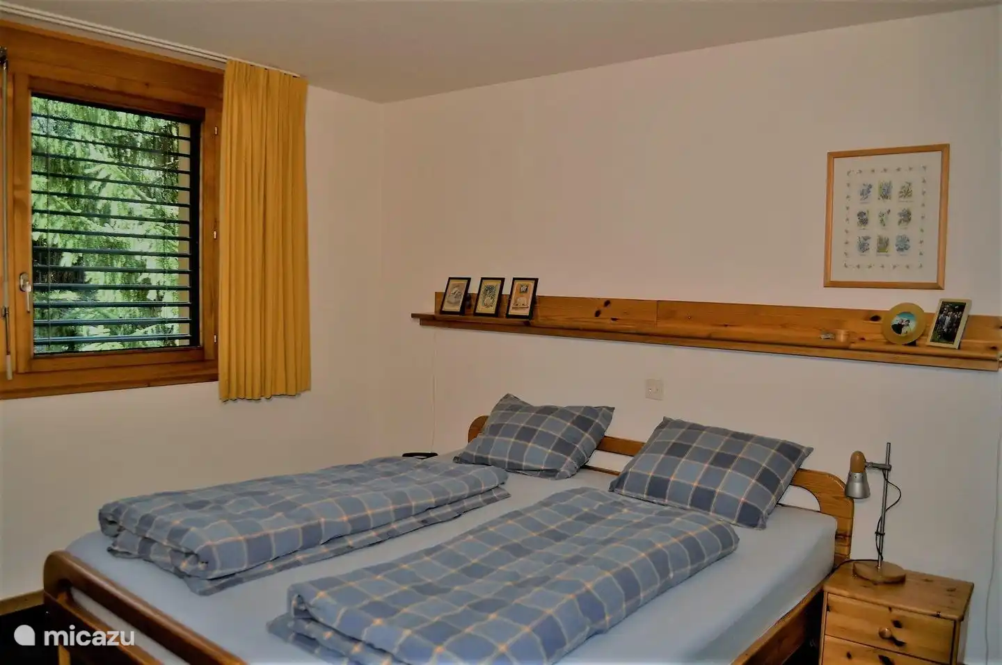 Schlafzimmer mit einem Doppelbett 