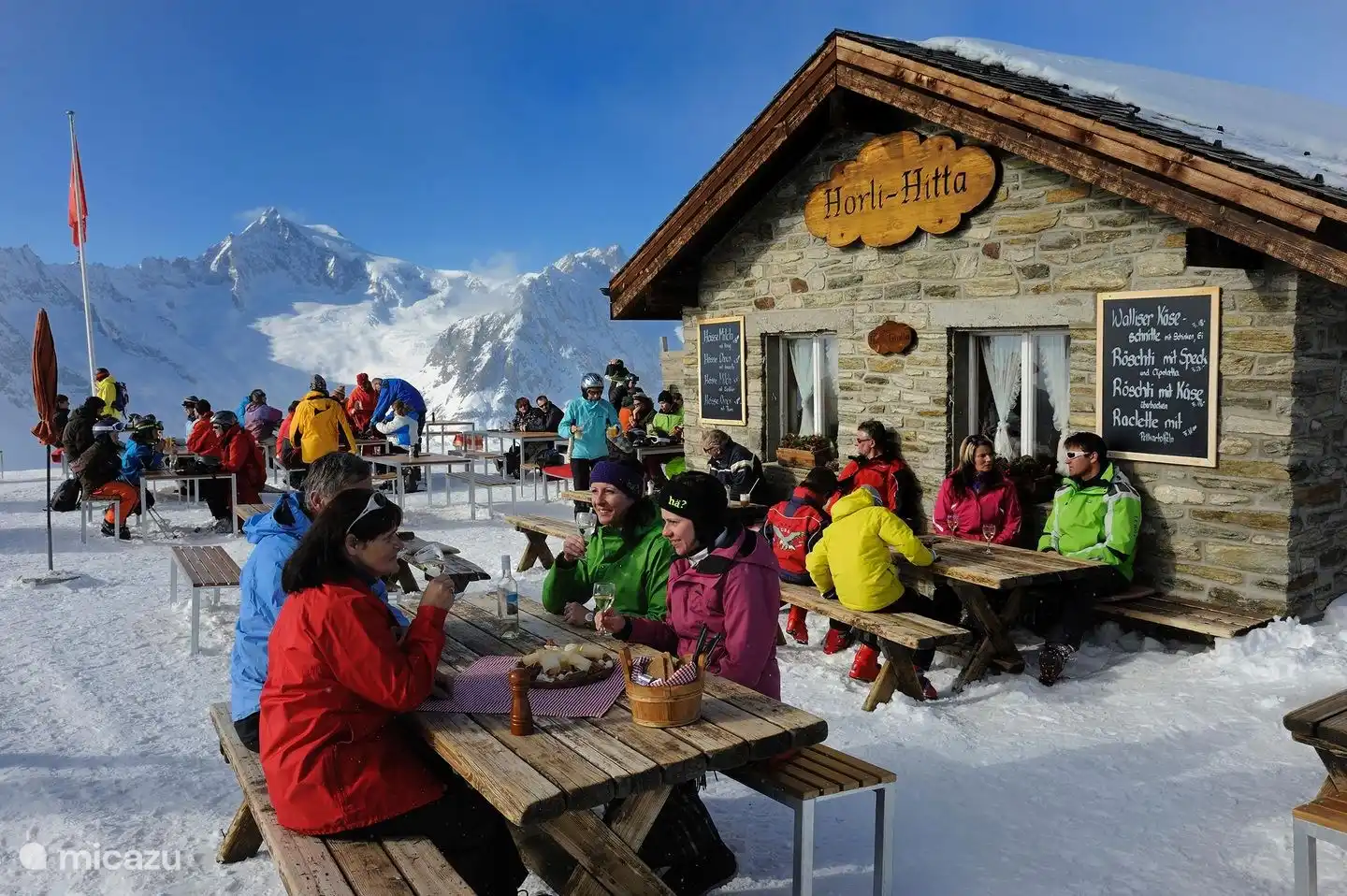 Auch die Seilbahn, die Sie in ein wunderschönes Ski-und Wandergebiet bringt, ist in ca 6 Minuten erreichbar. 