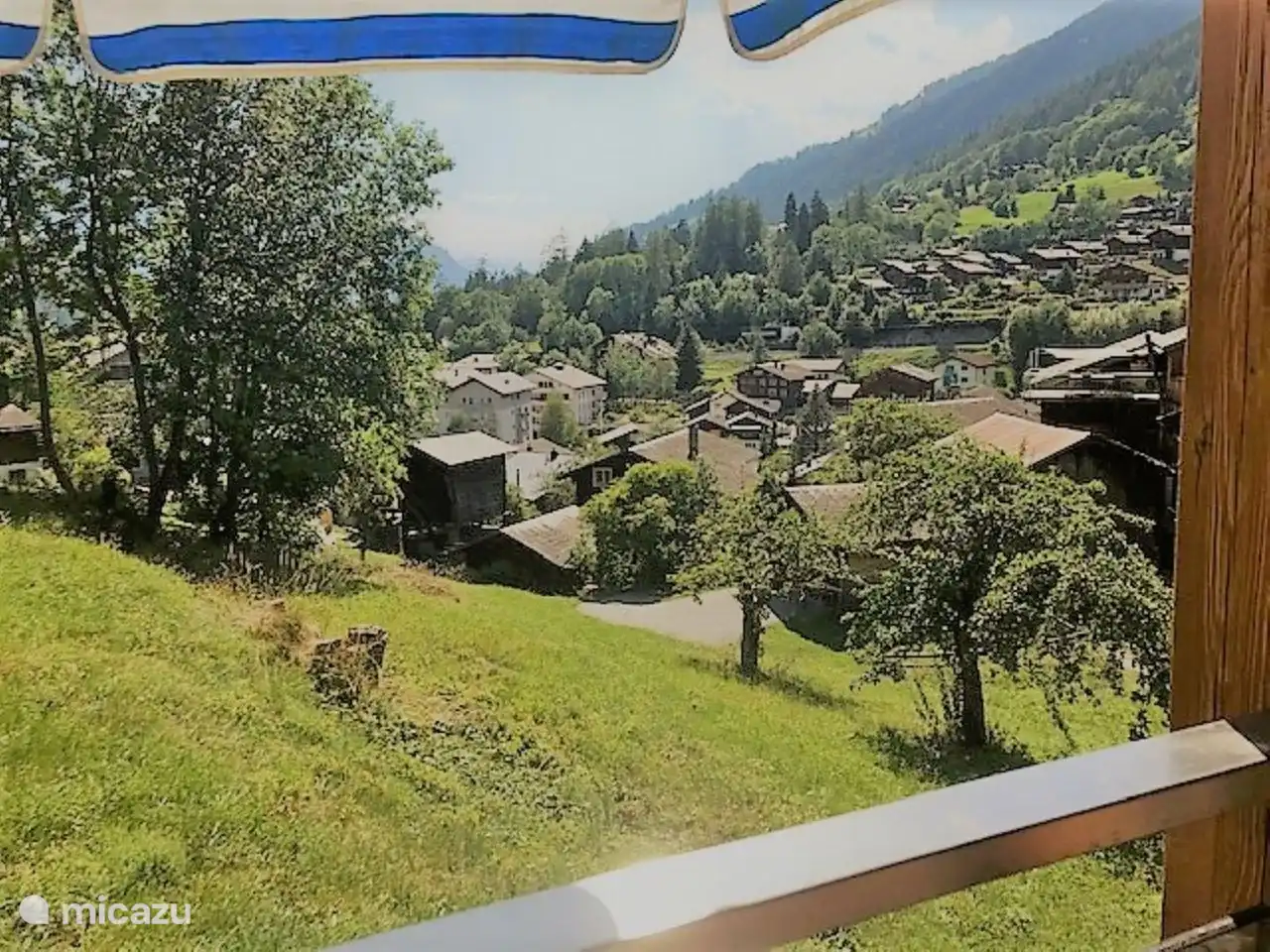 Der Balkon erstreckt sich über die gesamte Länge der Wohnung. Mit langen Tischen und Bänken und separaten Stühlen gibt es Sitzplätze für alle.