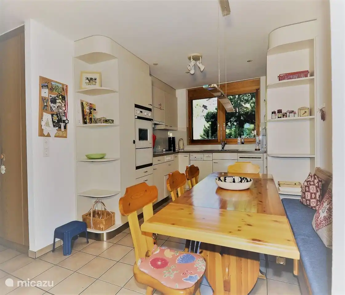 Die offene Küche bietet eine große Arbeitsplatte und ist mit allen Annehmlichkeiten und Komfort ausgestattet: Geschirrspüler, Heißluftofen, Mikrowelle, Waschmaschine und Trockner sowie voll ausgestattete Küchenausstattung. 