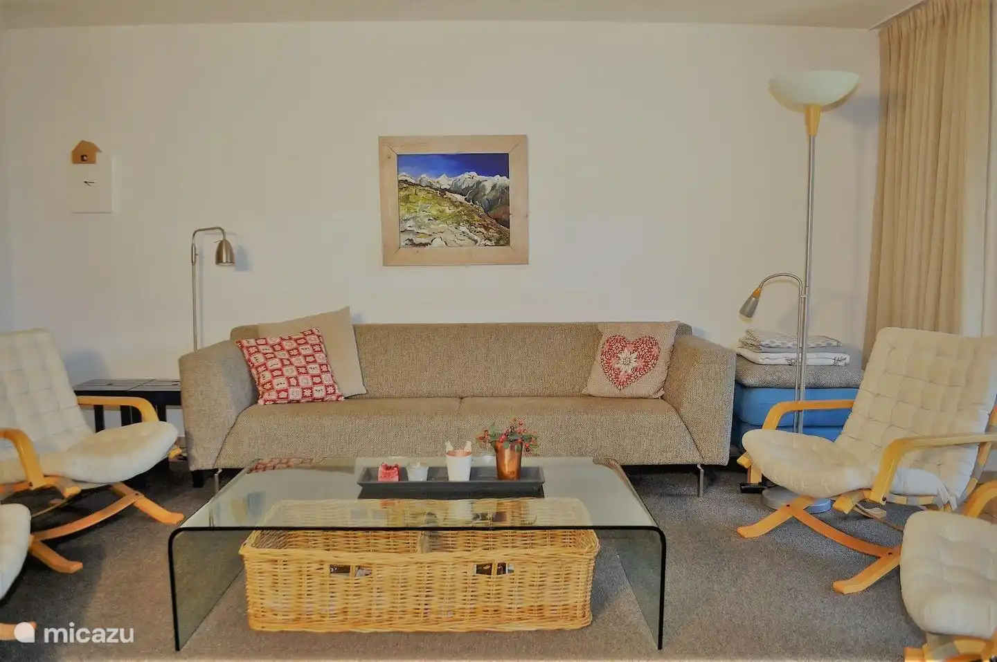 Es ist eine geräumige und helle Wohnung (110 m2) mit 8 Schlafplätzen befindet sich im ersten Stock, verteilt auf 3 geräumige Schlafzimmer. 