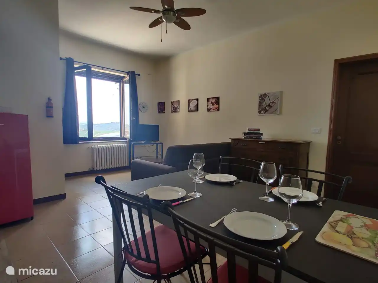 Cuisine avec table à manger.