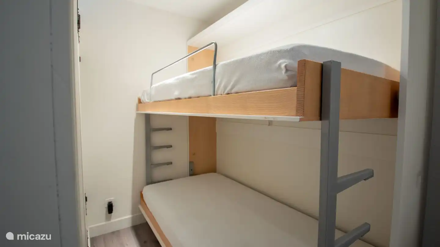Chambre avec 2 lits et un lit superposé