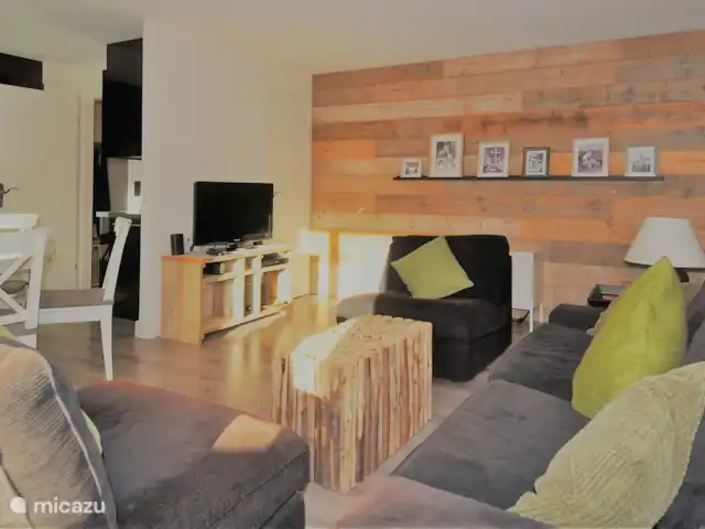 Location de Vacances Suisse, Valais, Fiesch, appartement - Romantika Séjour avec coin salon, chaîne stéréo avec CD/DVD, TV, radio et WiFi et coin bureau.