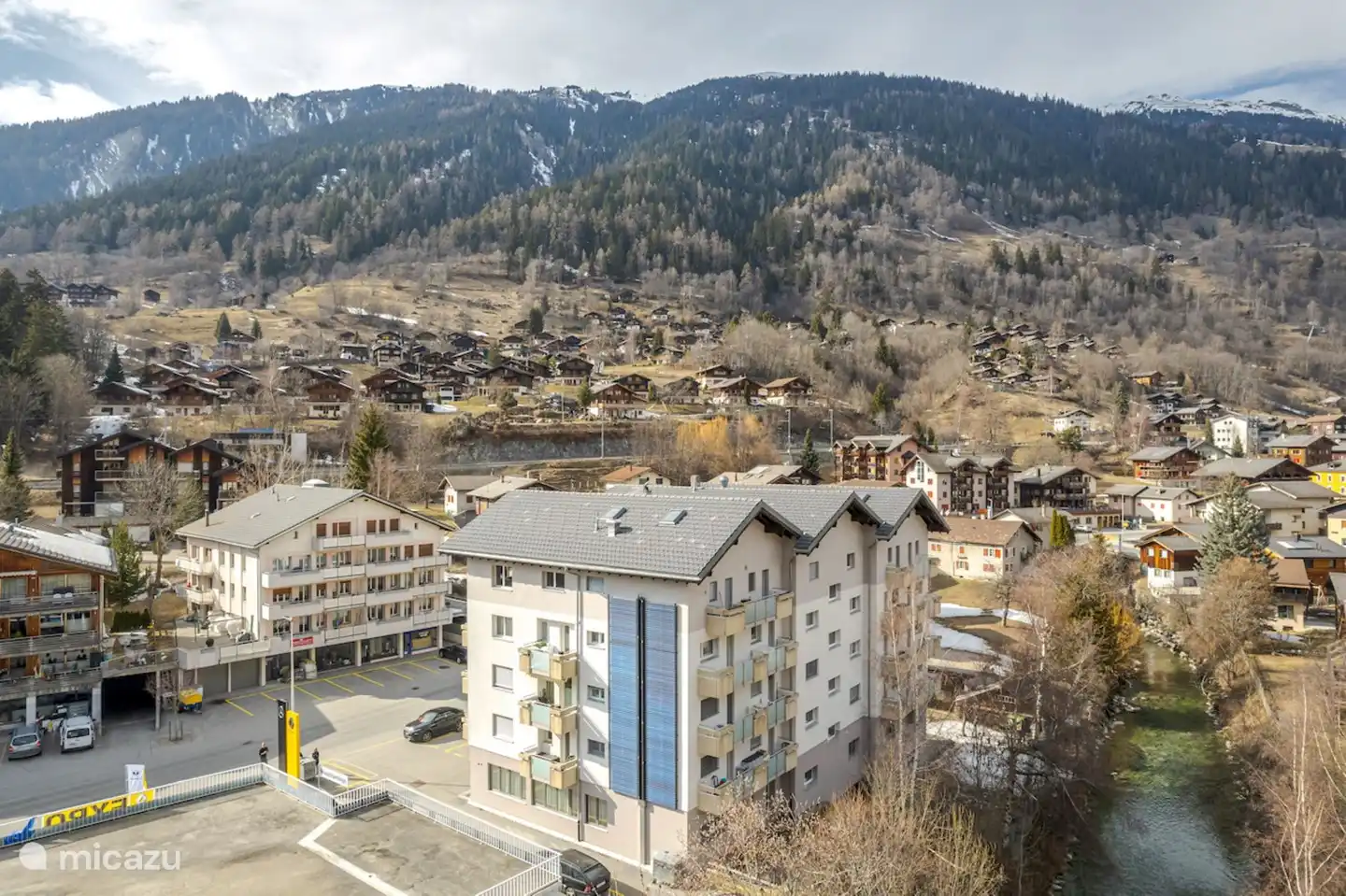 Les lieux de vacances idéaux pour le ski alpin, le ski de fond, la randonnée hivernale, l'escalade, les excursions sur glacier, la course à pied, le VTT et le parapente.