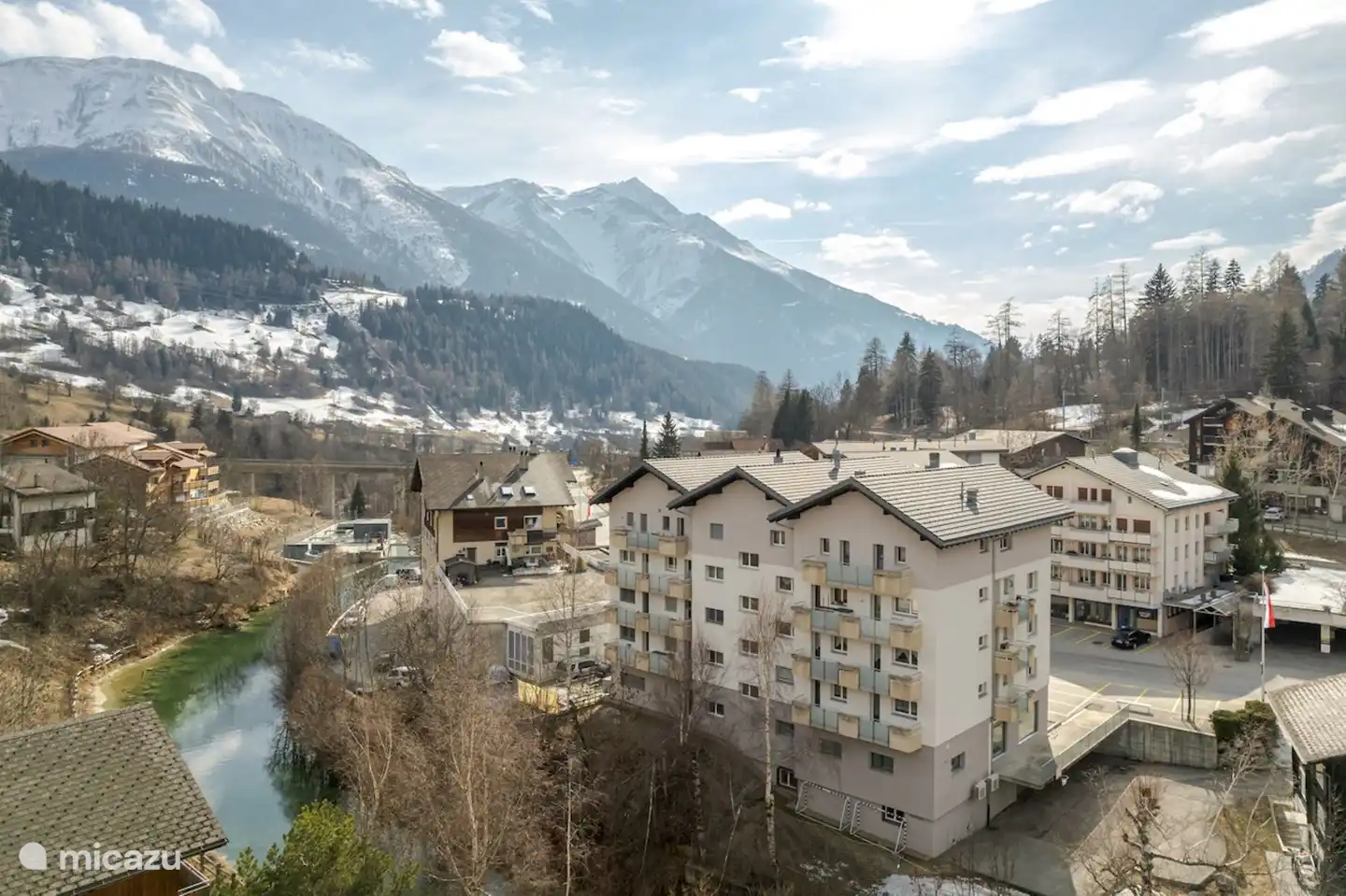 Le village de Fiesch, la gare et le téléphérique menant aux domaines de ski et de randonnée supérieurs ne sont qu'à quelques minutes à pied. En été, la région d'Aletsch avec son glacier d'Aletsch de 23 km de long et ses villages idylliques peut être découverte avec le forfait de randonnée.