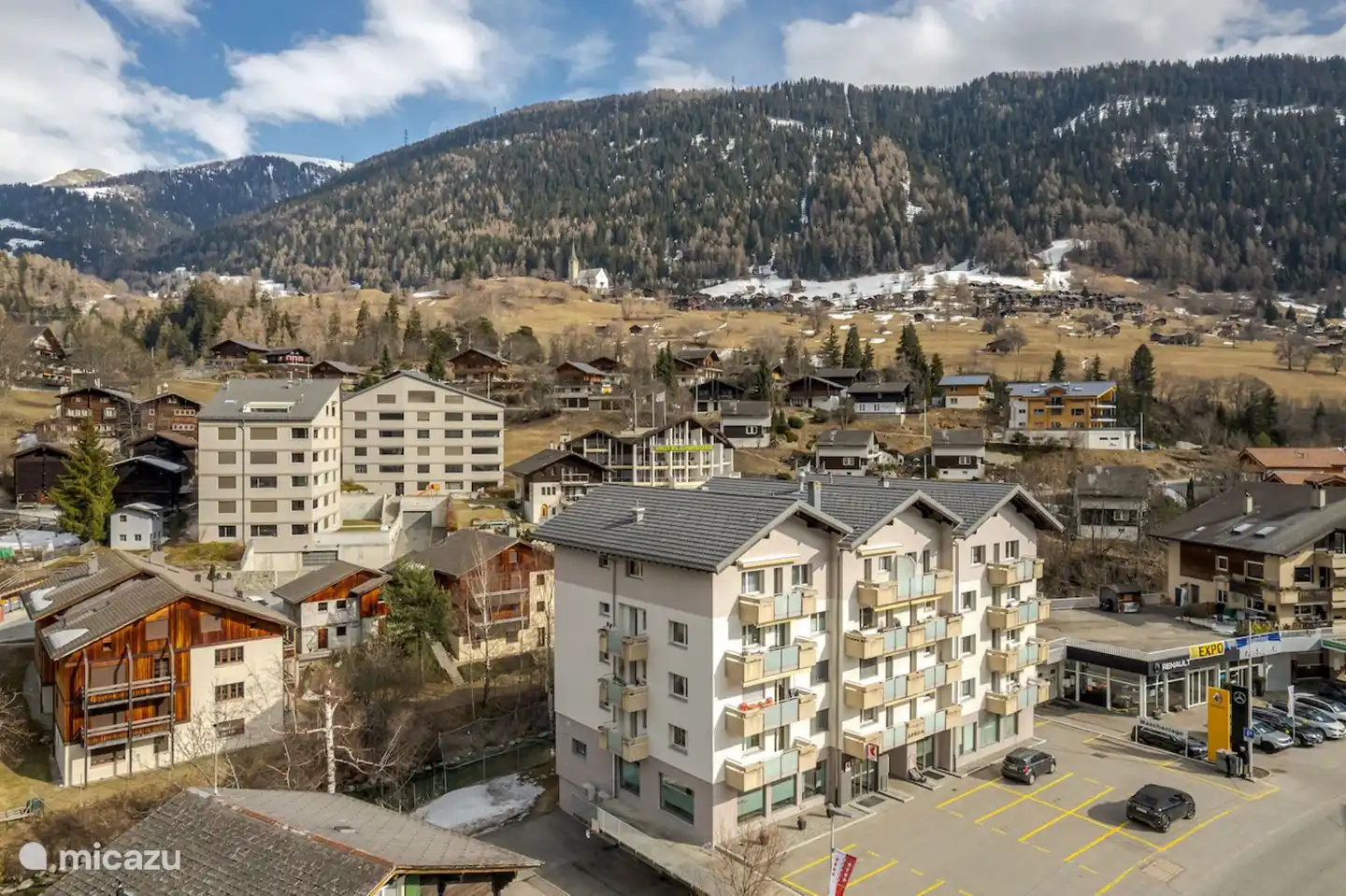 Le village de Fiesch, la gare et le téléphérique menant aux domaines de ski et de randonnée supérieurs ne sont qu'à quelques minutes à pied. En été, la région d'Aletsch avec son glacier d'Aletsch de 23 km de long et ses villages idylliques peut être découverte avec le forfait de randonnée.