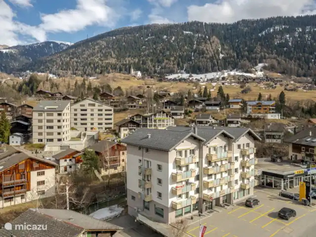Location de Vacances Suisse, Valais, Fiesch, appartement - Romantika Le village de Fiesch, la gare et le téléphérique menant aux domaines de ski et de randonnée supérieurs ne sont qu'à quelques minutes à pied. En été, la région d'Aletsch avec son glacier d'Aletsch de 23 km de long et ses villages idylliques peut être découverte avec le forfait de randonnée.