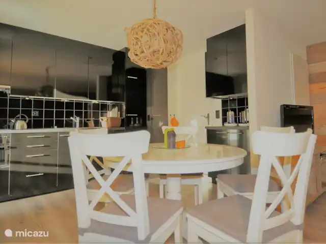 Location de Vacances Suisse, Valais, Fiesch, appartement - Romantika Cuisine avec cuisinière électrique, four, réfrigérateur avec congélateur, cafetière, bouilloire.
