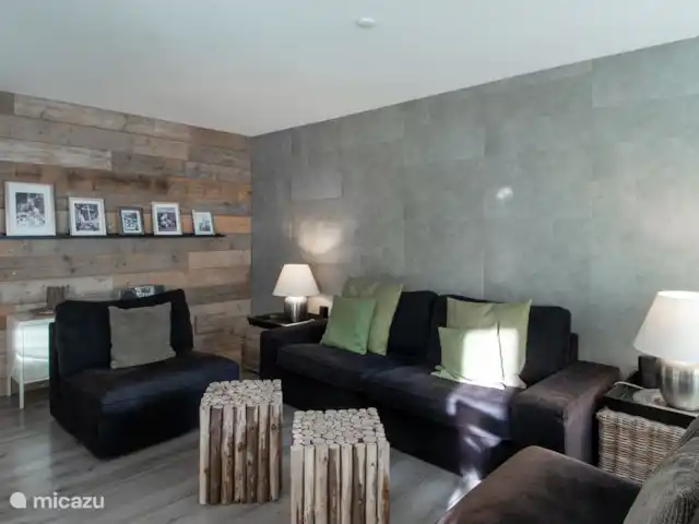 Location de Vacances Suisse, Valais, Fiesch, appartement - Romantika Séjour avec coin salon, chaîne stéréo avec CD/DVD, TV, radio et WiFi et coin bureau.