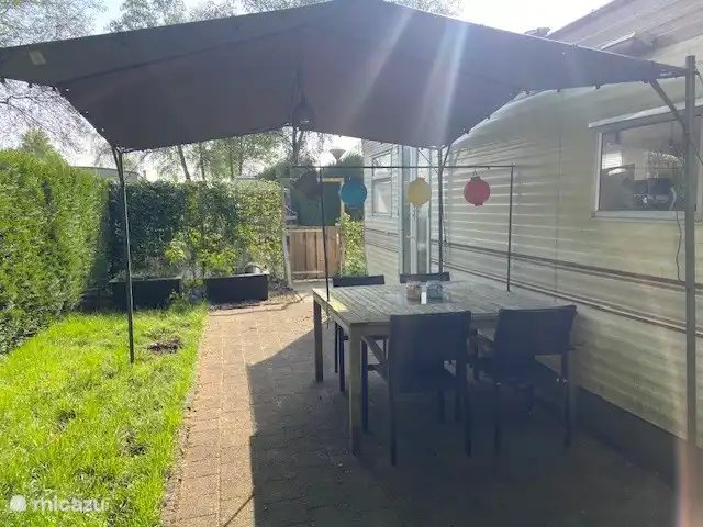 Mobil-home à De Leughte Renswoude | Pays-Bas, Utrecht, Renswoude - mobil-home Table à manger d’extérieur avec gazebo