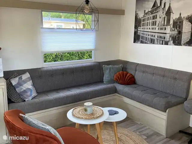 Mobil-home à De Leughte Renswoude | Pays-Bas, Utrecht, Renswoude - mobil-home Le joli canapé devant la télévision.