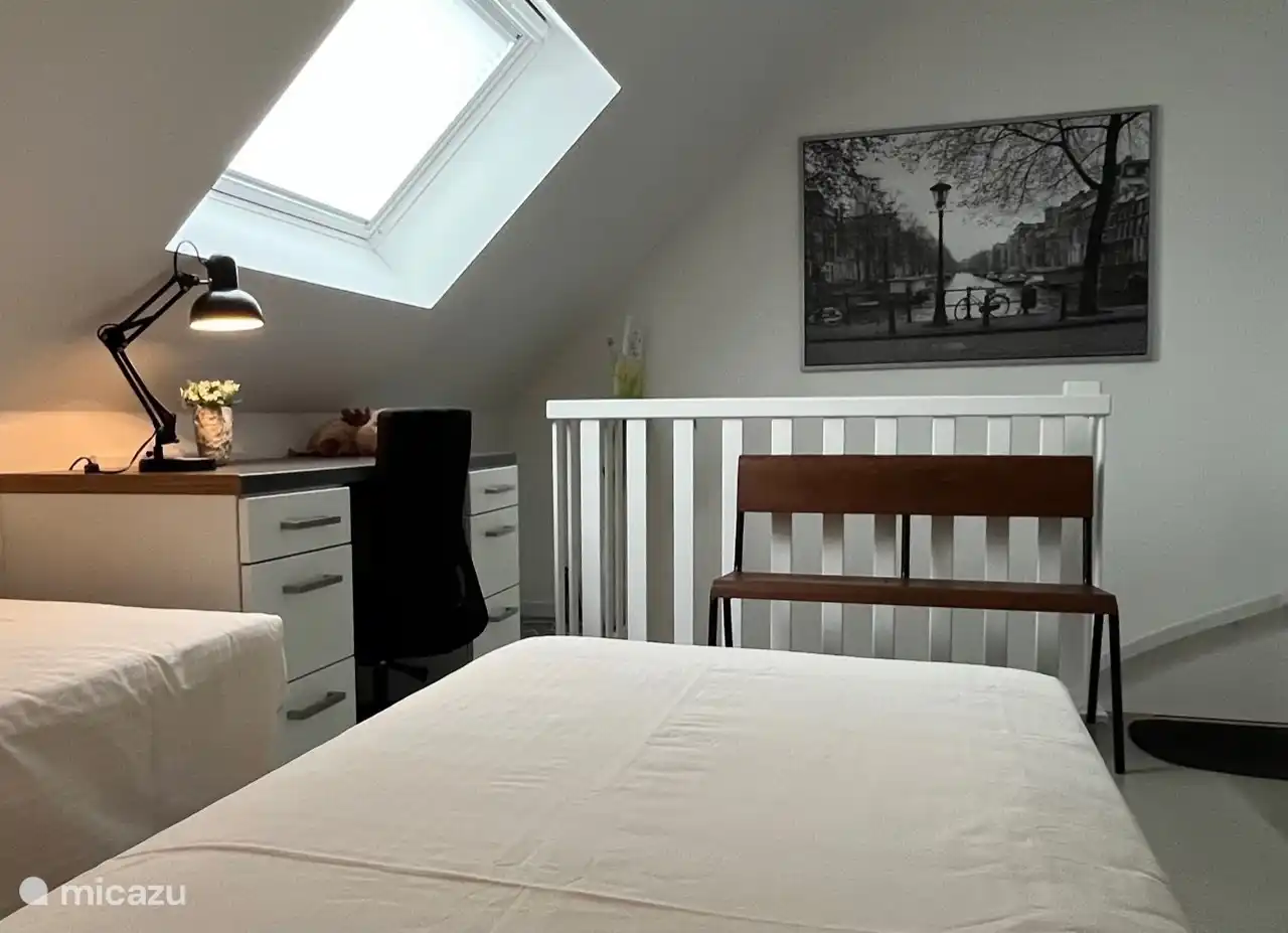 Schlafzimmer im 2. Stock mit schönem Arbeitsplatz