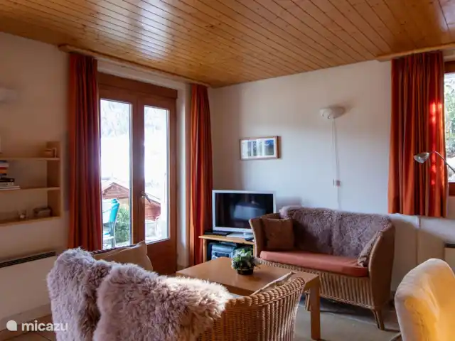 Location de Vacances Suisse, Valais, Fiesch, appartement - Stachelbeere EG Salon-salle à manger avec cuisine ouverte.
Le salon dispose d'un lit escamotable moderne et confortable pour 2 personnes qui peut être déplié sans aucun problème.
