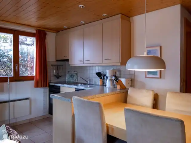 Location de Vacances Suisse, Valais, Fiesch, appartement - Stachelbeere EG Salon-salle à manger avec cuisine ouverte.
Le salon dispose d'un lit escamotable moderne et confortable pour 2 personnes qui peut être déplié sans aucun problème.