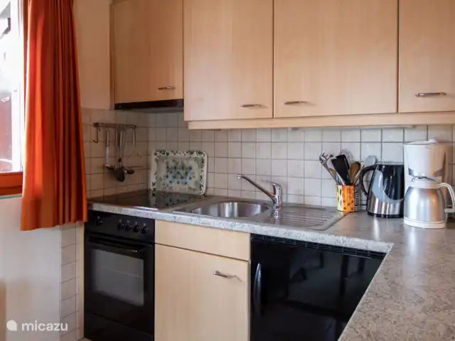 Location de Vacances Suisse, Valais, Fiesch, appartement - Stachelbeere EG Salon-salle à manger avec cuisine ouverte.
Dans la cuisine, vous trouverez tous les équipements nécessaires à une cuisine raffinée.