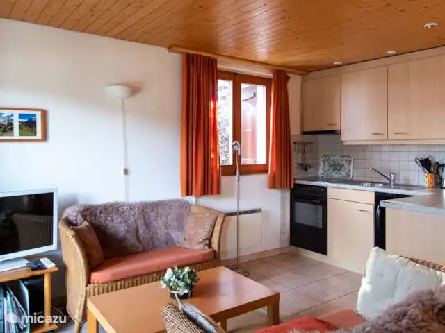 Location de Vacances Suisse, Valais, Fiesch, appartement - Stachelbeere EG Salon-salle à manger avec cuisine ouverte.
Dans la cuisine, vous trouverez tous les équipements nécessaires à une cuisine raffinée. Le salon dispose d'un lit escamotable moderne et confortable pour 2 personnes qui peut être déplié sans aucun problème.