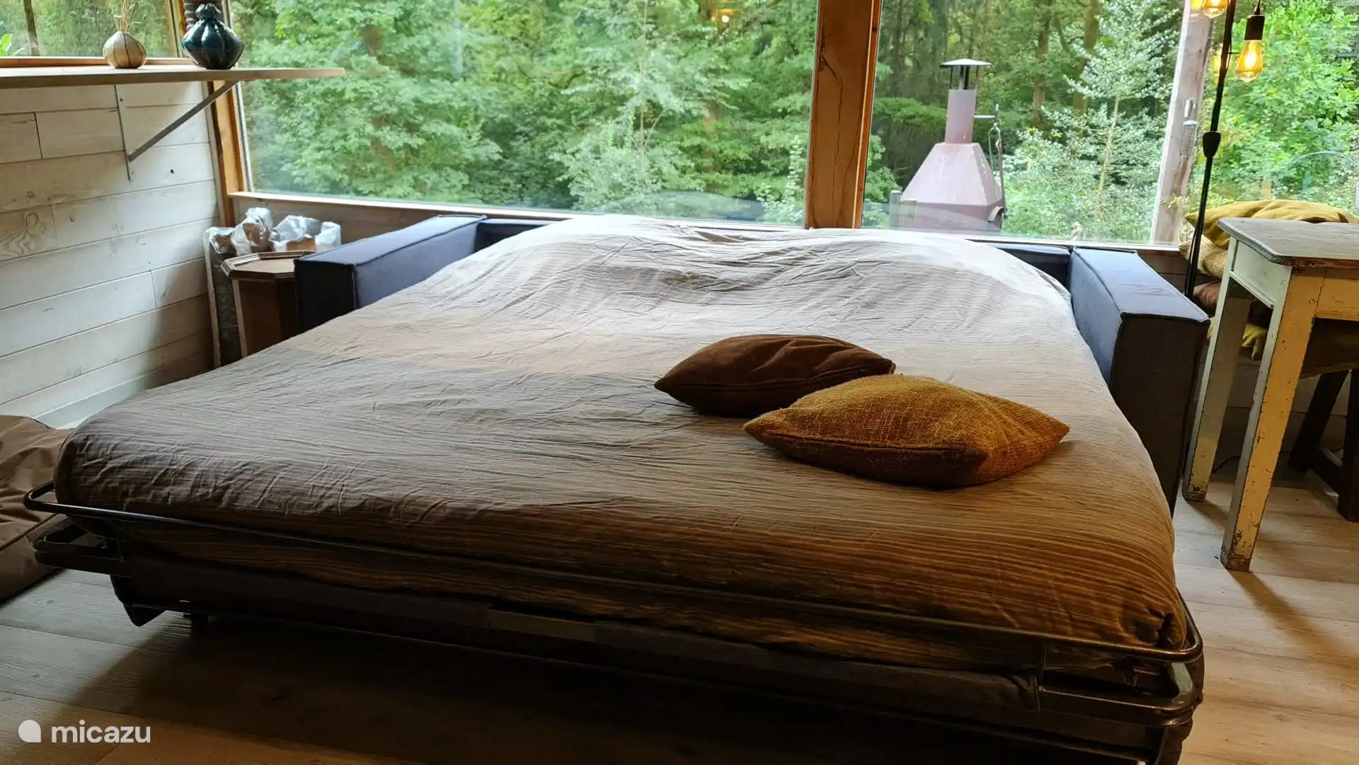 Bequemes Schlafsofa groß genug für 2 Personen auf einer guten Matratze