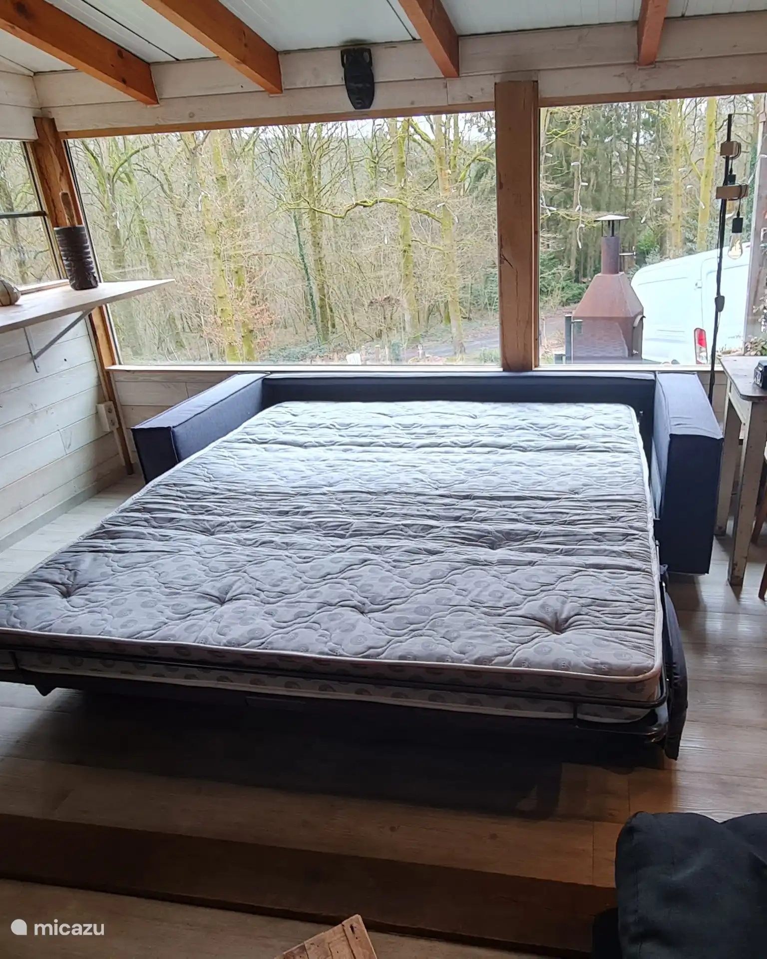 Das bequeme Schlafsofa kann zu einem vollwertigen 2-Personen-Bett mit echter Matratze umgeklappt werden