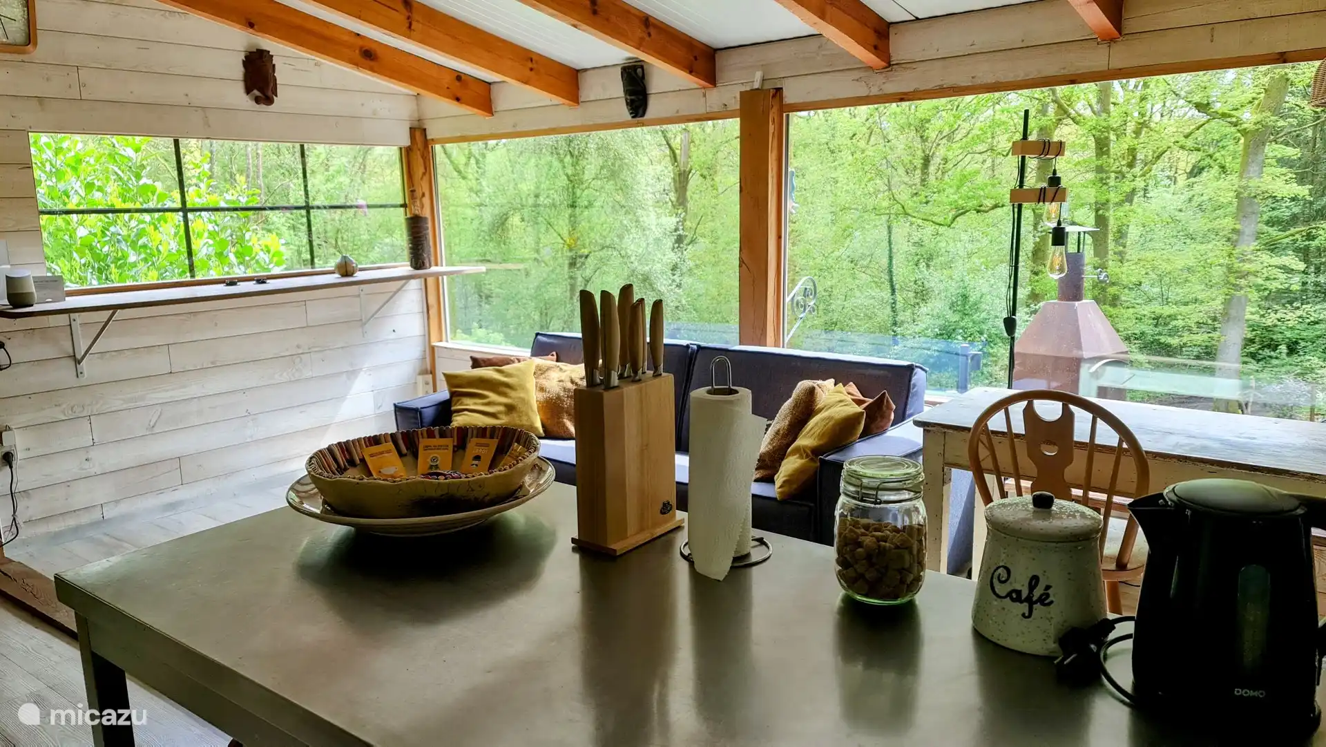 Schauen Sie von der Küche aus direkt in den Wald!