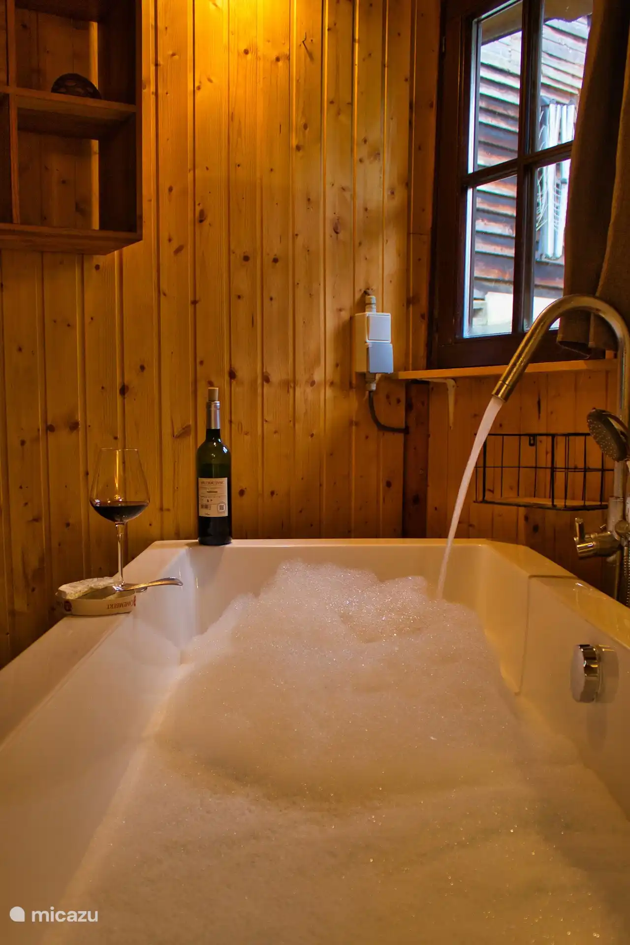 Entspannen Sie sich mit einem Glas Wein in der großen Badewanne