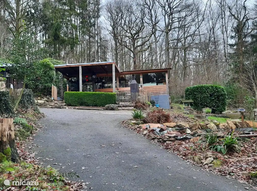 Auf der großzügigen Einfahrt können ein oder mehrere Autos geparkt werden