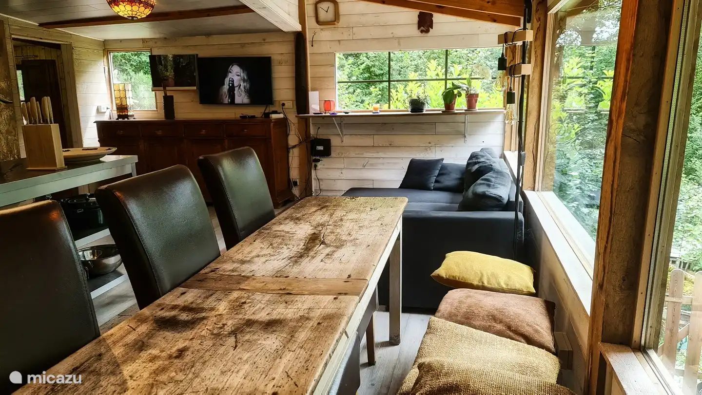 Nehmen Sie Ihr Frühstück, Mittag- oder Abendessen am Esstisch ein und blicken Sie auf das Waldgrundstück, um Vögel, Hirsche und andere Wildtiere zu beobachten