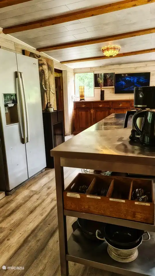 geräumige Kücheninsel mit Besteck und Küchenutensilien darunter