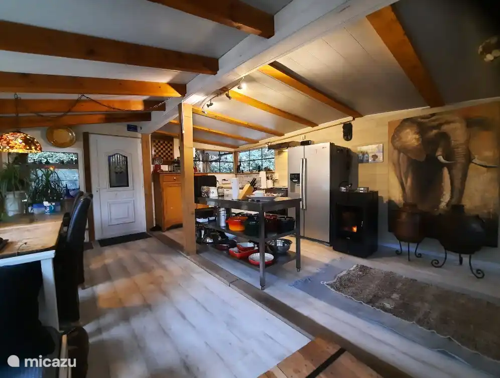 Die Küche verfügt über eine umfangreiche Sammlung an Pfannen und Töpfen, Küchengeräten sowie eine Kühl-Gefrierkombination mit Eismaschine und Wasserhahn für gekühltes Wasser aus den eigenen Brunnen des Waldparks. Der Pelletofen sorgt für perfekte Wärme an kalten Tagen/Nächten