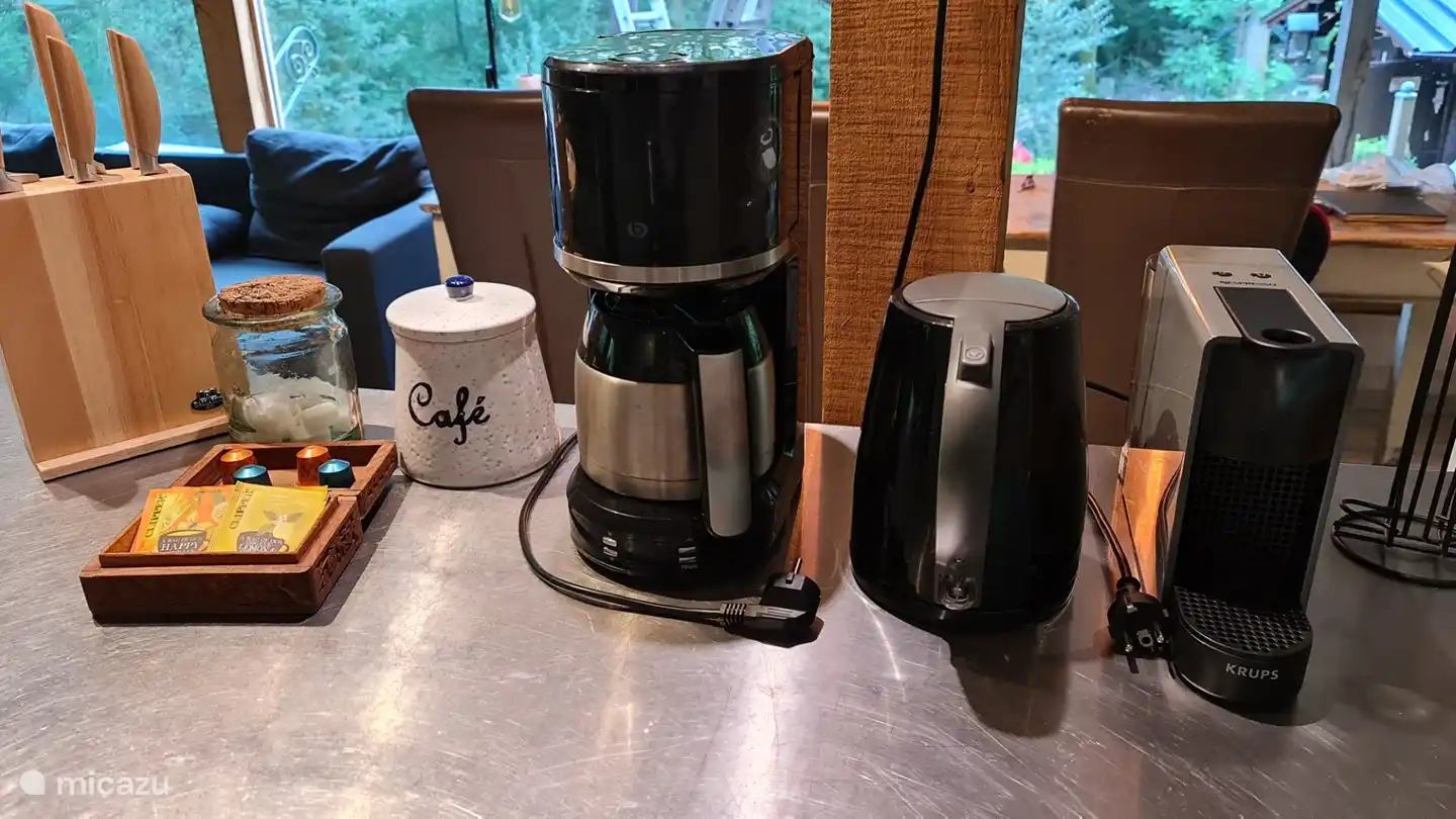 Für Kaffeeliebhaber gibt es sowohl eine Nespresso-Maschine als auch eine Filterkaffeemaschine