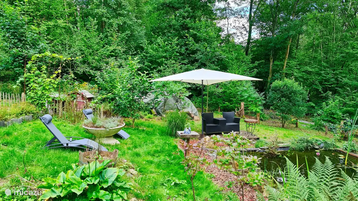 Genießen Sie den großzügigen Garten mit Sitzgelegenheiten