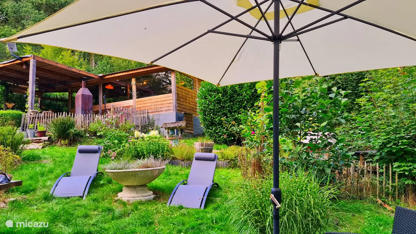 Genießen Sie die Sonne auf einer der Sonnenliegen am Teich