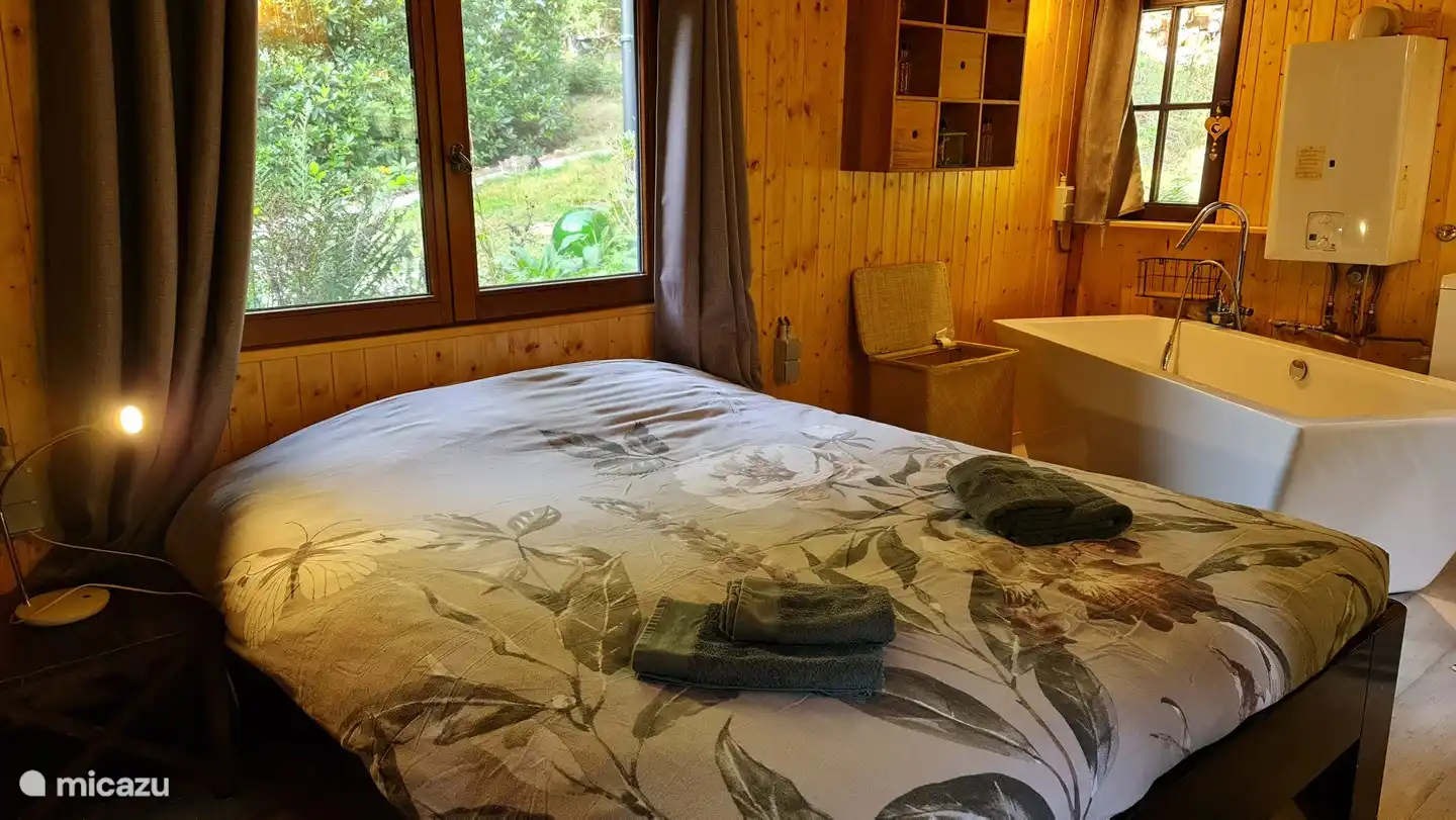 Das Schlafzimmer verfügt über ein bequemes Doppelbett