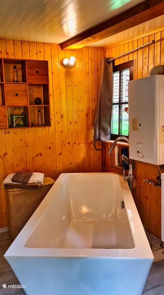 ein geräumiges 2-Personen-Badezimmer, um ein schönes Bad zu genießen