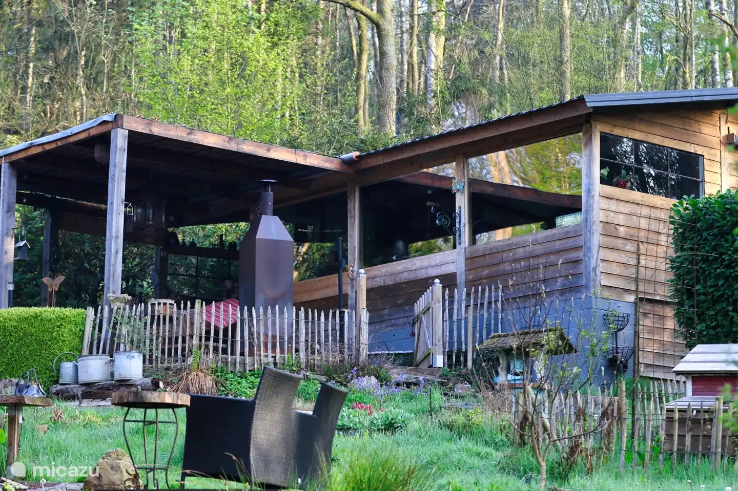 Vom höher gelegenen Haus blickt man in den Garten