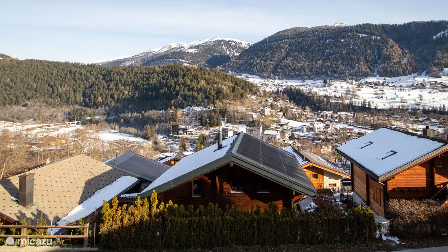 Das Chalet Stachelbeere ist in 2 Wohnungen unterteilt und liegt im Ortsteil Obere Matte ruhig gelegen da kein Durchfahrtsverkehr, mit schöner Aussicht auf das Dorf Fiesch und das Musikdorf Ernen, sowie auf die Walliser Alpen. Das Ferienhaus ist mit dem Auto leicht erreichbar.