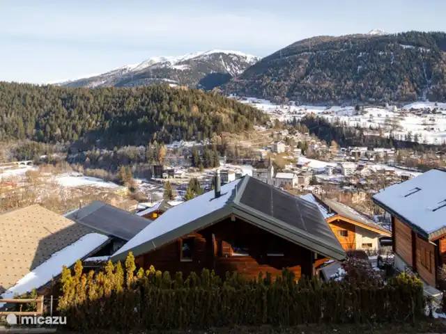 Stachelbeere OG | Suisse, Valais, Fiesch - appartement Le chalet groseille est divisé en 2 appartements et est situé au calme dans le quartier d'Obere Matte car il n'y a pas de circulation de transit, avec une belle vue sur le village de Fiesch et le village musical d'Ernen, ainsi que sur les Alpes valaisannes. La maison de vacances est facilement accessible en voiture.