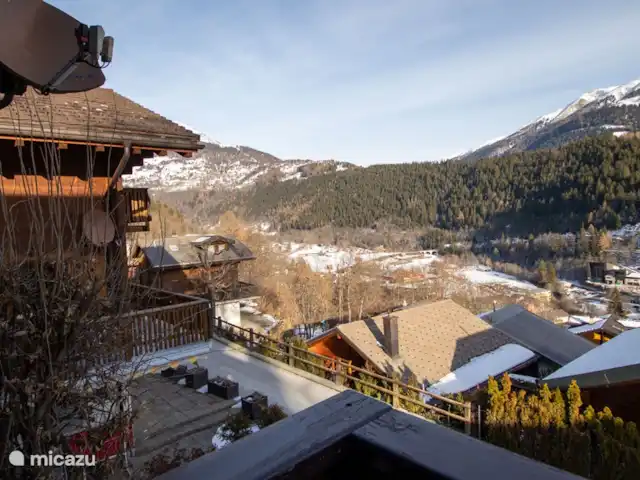 Stachelbeere OG | Suisse, Valais, Fiesch - appartement Le chalet groseille est divisé en 2 appartements et est situé dans le quartier d'Obere Matte, dans un endroit calme car il n'y a pas de circulation de transit, avec une belle vue sur le village de Fiesch et le village musical d'Ernen, ainsi que sur le Valais Alpes. La maison de vacances est facilement accessible en voiture.