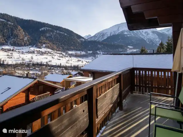 Stachelbeere OG | Suisse, Valais, Fiesch - appartement Le chalet groseille est divisé en 2 appartements et est situé au calme dans le quartier d'Obere Matte car il n'y a pas de circulation de transit, avec une belle vue sur le village de Fiesch et le village musical d'Ernen, ainsi que sur les Alpes valaisannes. La maison de vacances est facilement accessible en voiture.
