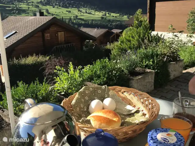 Stachelbeere OG | Suisse, Valais, Fiesch - appartement Petit déjeuner sur le balcon