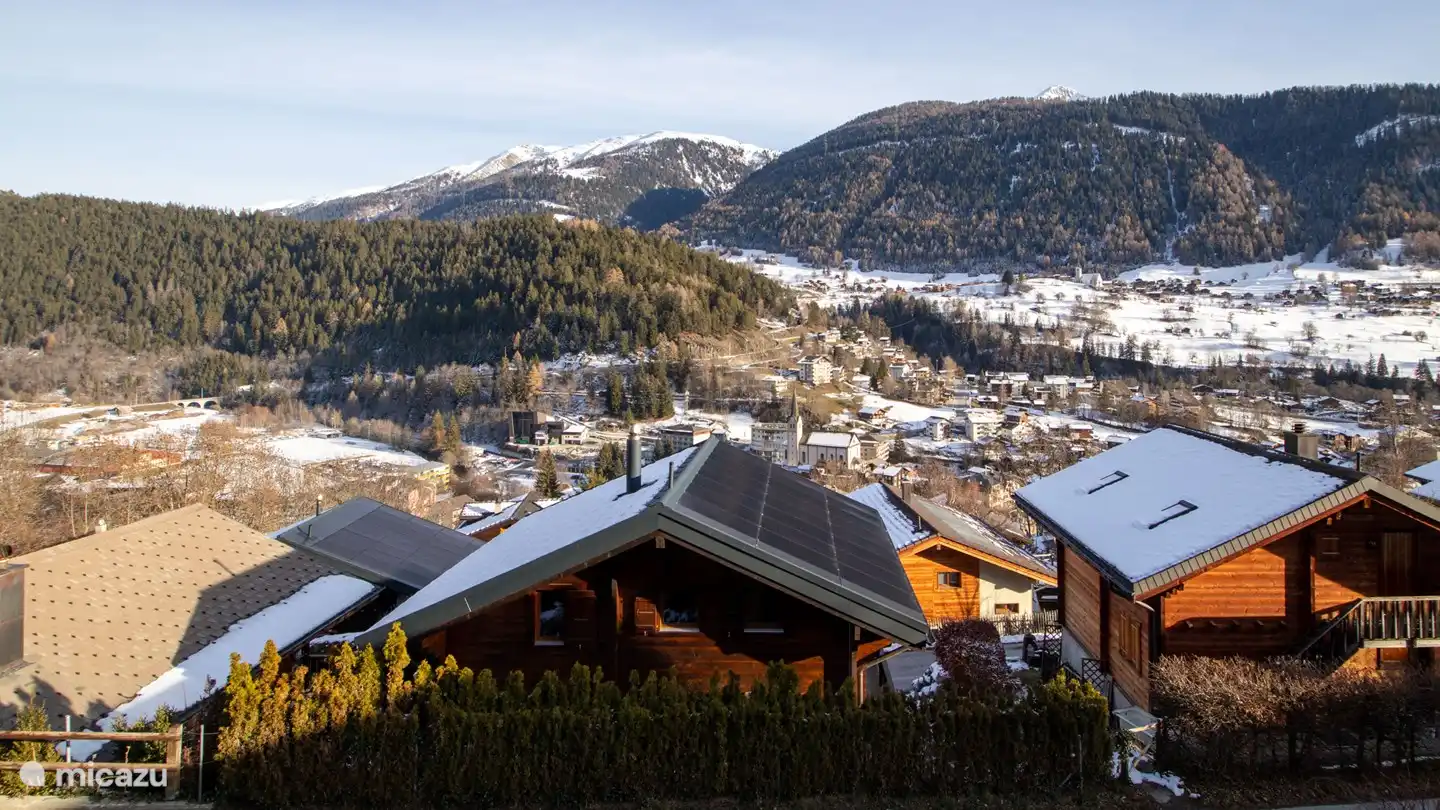 Das Chalet Stachelbeere ist in 2 Wohnungen unterteilt und liegt im Ortsteil Obere Matte ruhig gelegen da kein Durchfahrtsverkehr, mit schöner Aussicht auf das Dorf Fiesch und das Musikdorf Ernen, sowie auf die Walliser Alpen. Das Ferienhaus ist mit dem Auto leicht erreichbar.